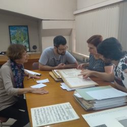 Mariana Cozzella mostrando partituras de seu pai