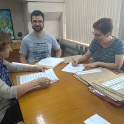 Mariana Cozzella assina carta de intenção de doação das partituras de seu pai, Damiano Cozzella