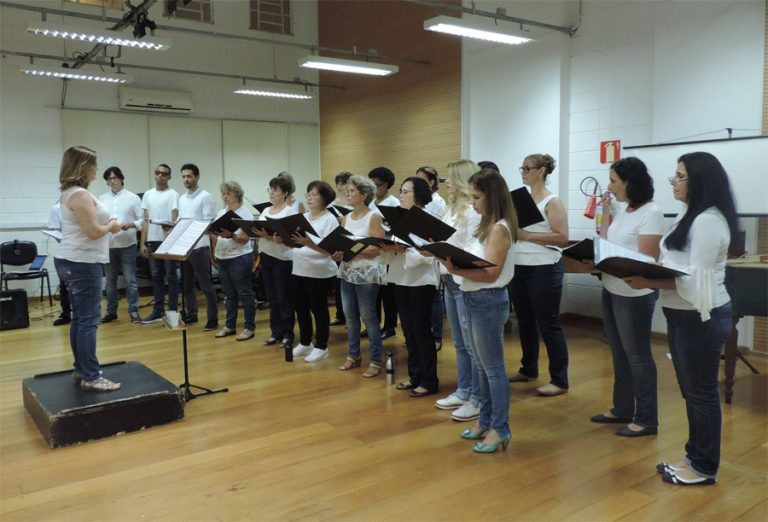Foto da oficina do Coral Unicamp Zíper na boca